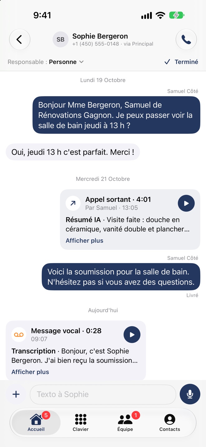 Une conversation dans l’appli : un appel avec son résumé, des textos et le message vocal transcrit