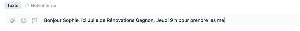 La zone d’écriture d’une conversation, onglet « Texto » choisi plutôt que « Note interne » : un message à un contact est en train d’être tapé.