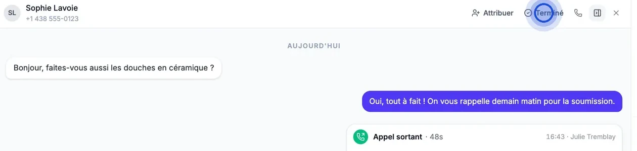 Une conversation par texto avec un contact : en haut à droite, à côté de « Attribuer », le bouton « Terminé » est pointé.