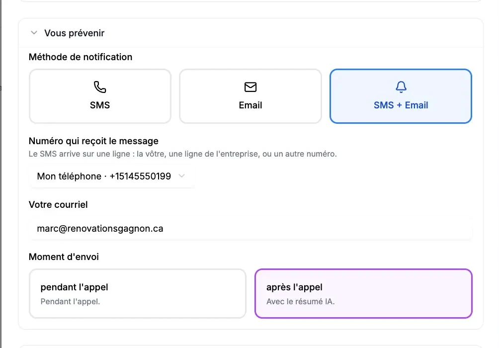 Le réglage « Vous prévenir » de l’agent IA : la méthode « SMS + Email » est choisie, avec un numéro, un courriel et le moment « après l’appel » sélectionné.