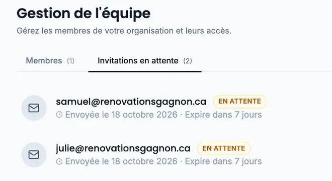 L’écran « Gestion de l’équipe », onglet « Invitations en attente (2) » : deux adresses courriel invitées, chacune marquée « En attente », envoyées le même jour et qui expirent dans 7 jours.