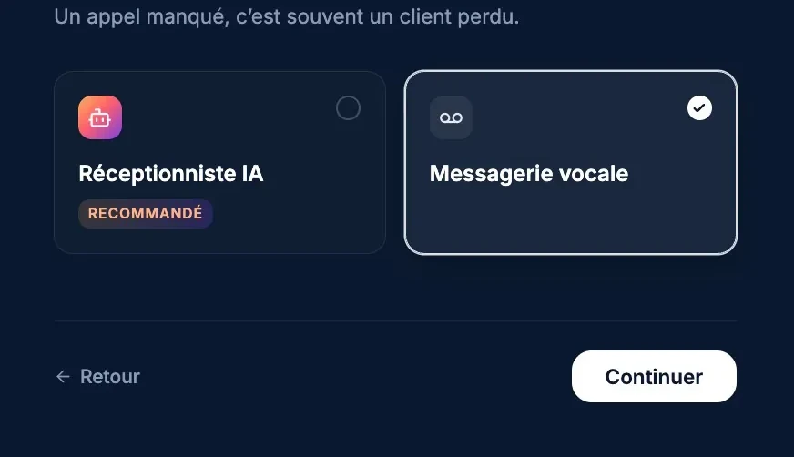 Le choix de qui répond aux appels manqués, à la mise en service : deux cartes, « Réceptionniste IA » marquée « Recommandé » et « Messagerie vocale », ici cochée, puis « Continuer ».
