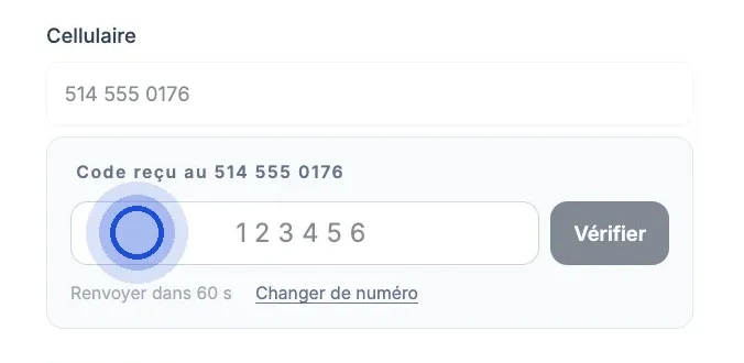 L’étape de vérification du « Cellulaire » : sous le numéro, l’encadré « Code reçu au » avec le champ du code, pointé, et le bouton « Vérifier ».