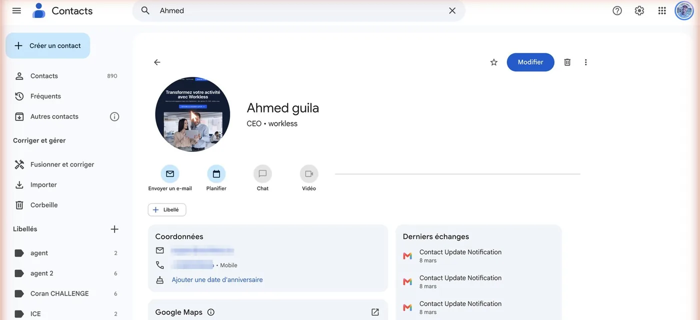 La fiche d’un contact dans Google Contacts : le nom, le poste et l’entreprise en haut, puis la section « Coordonnées » avec un courriel et un numéro mobile floutés.
